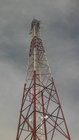 Wieża telekomunikacyjna na dachu ze wspornikiem piorunochronu, zabezpieczenie przed upadkiem światła lotniczego