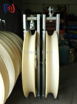 Blok do wciągania przewodów serii Heavy Duty 822 z promieniem gięcia R570 i wymiarami zewnętrznymi 760x120x480mm