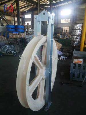 Blok do wciągania przewodów serii Heavy Duty 822 z promieniem gięcia R570 i wymiarami zewnętrznymi 760x120x480mm