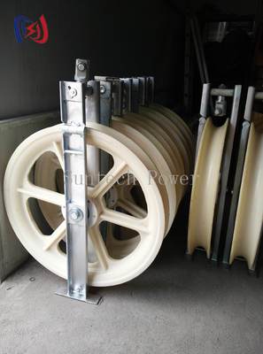 Blok do wciągania przewodów serii Heavy Duty 822 z promieniem gięcia R570 i wymiarami zewnętrznymi 760x120x480mm