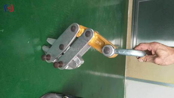 Przeciwwrotny uchwyt do sznurka stalowego Come Along Clamp z 50-200KN Nominalne obciążenie dla 11-30mm linii przesyłowej Stringing
