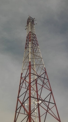 Wieża telekomunikacyjna na dachu ze wspornikiem piorunochronu, zabezpieczenie przed upadkiem światła lotniczego